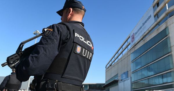 Foto: Agentes de la Policía Nacional durante una guardia en Madrid (Efe)