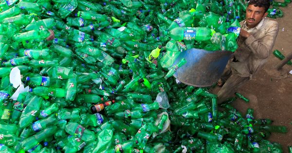 Foto: Un empleado recoge botellas en un taller de reciclaje de Islamabad. (Reuters)