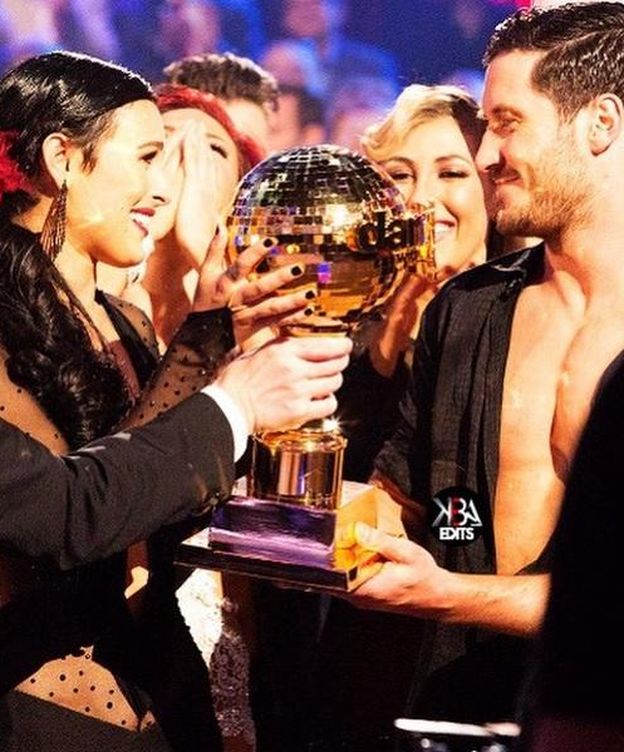 Foto: Rumer Willis recibe el trofeo de ganadora de 'Dancing with the stars' (Instagram)