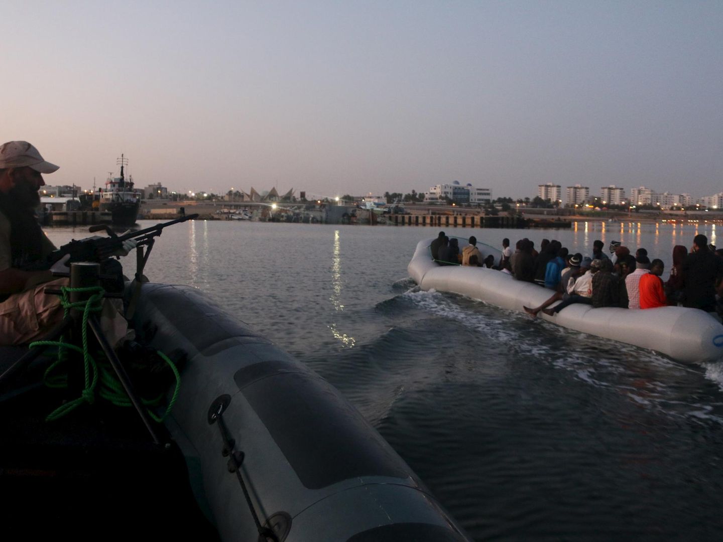 Inmigrantes interceptados siendo conducidos a una base naval libia en Trípoli, en septiembre de 2015 (Reuters)