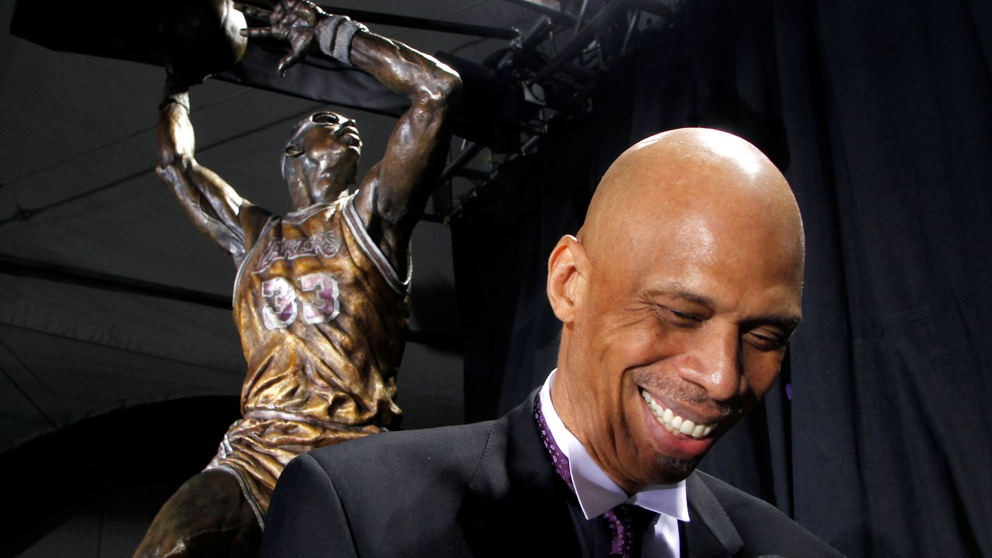 Kareem Abdul-Jabbar junto a la estatua que los Lakers le hicieron junto a la entrada del pabellón. (REUTERS/Danny Moloshok).