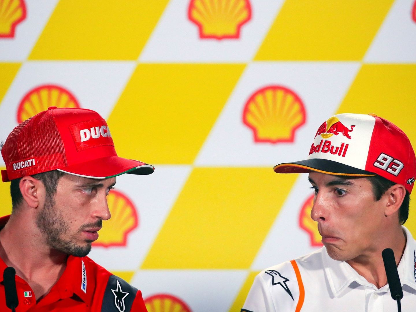 Dovizioso y Marc Márquez discuten en rueda de prensa la temporada pasada. (EFE)