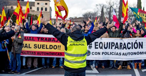 Foto: Manifestación de policías el pasado 5 de marzo en Toledo exigiendo la equiparación salarial. (EFE)