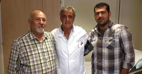 Foto:  El libanés Hatem Akouche, a la izquierda, junto al doctor García-Valdecasas, quien operó a Abidal, y el hijo de Akouche.