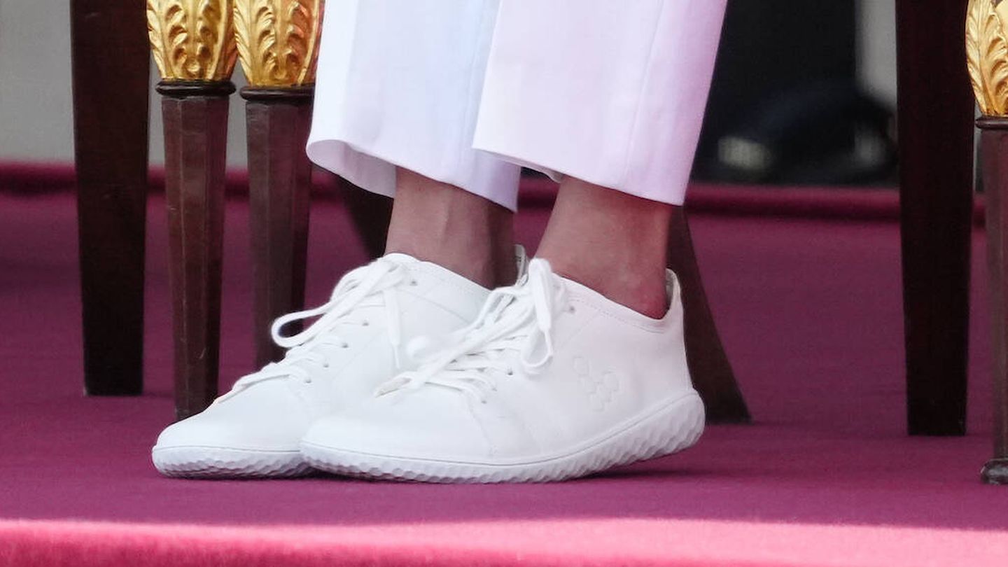 Las zapatillas blancas de la reina Letizia. (LP)