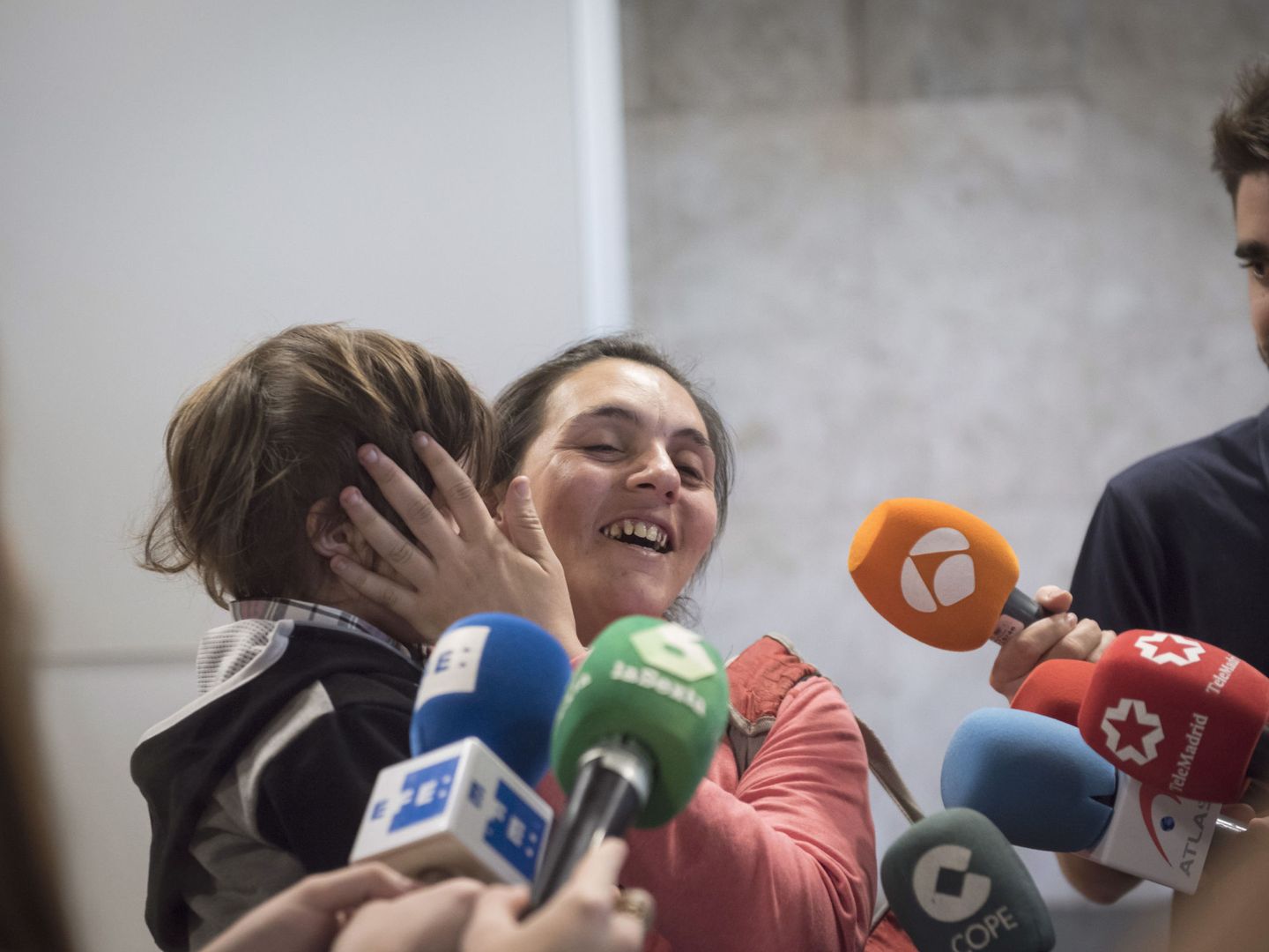 Reencuentro de una mujer repatriada en septiembre pasado con sus seres queridos en Barajas. (Fernando Villar/EFE)
