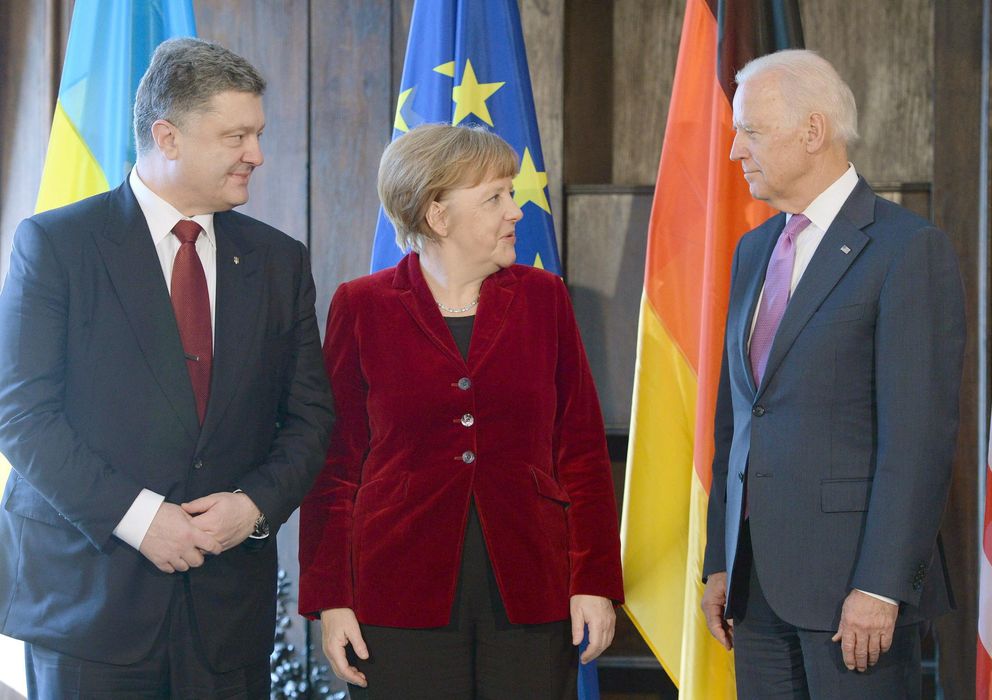 Foto: Poroshenko, Merkel y Biden, tras reunirse esta semana en Múnich. (Efe)
