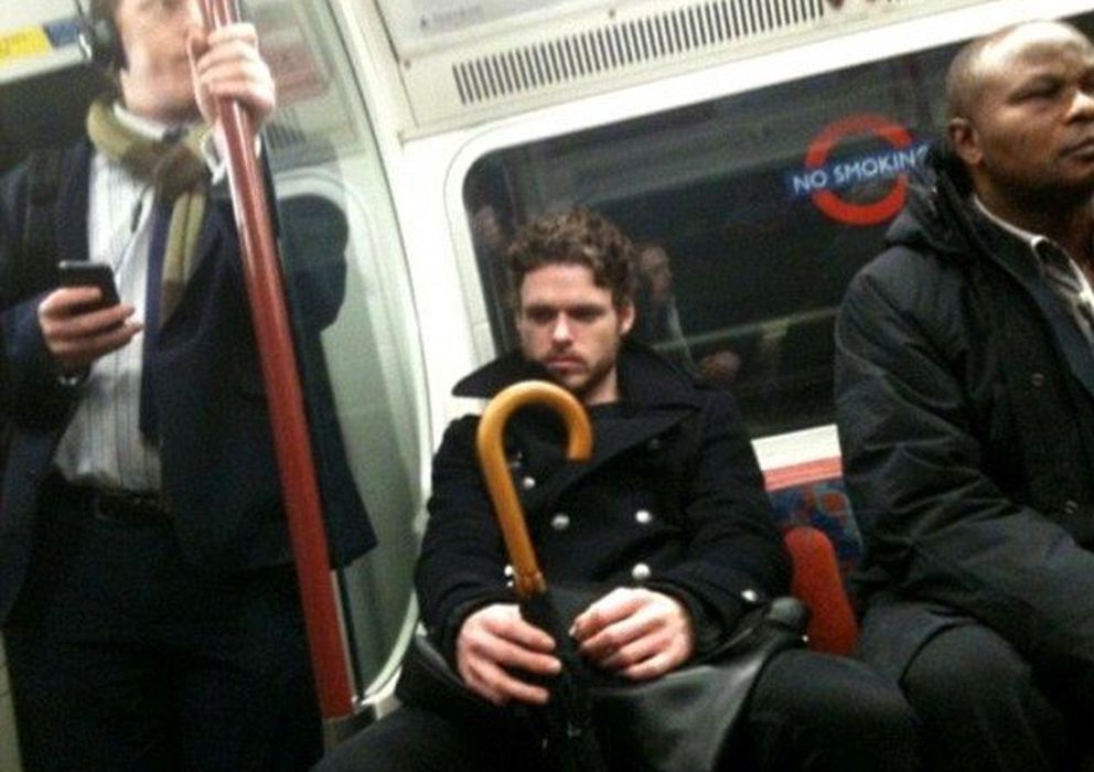 Foto: Richard Madden, actor de Juego de Tronos, en el metro de Londres. (http://mentakingup2muchspaceonthetrain.tumblr.com/)