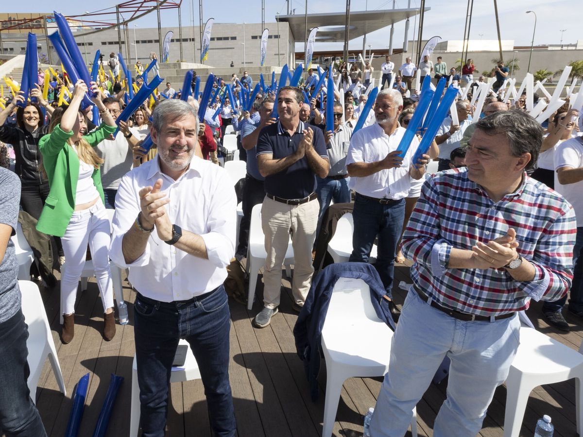 Foto: Frenando Clavijo, presidente de Canarias, y Aitor Esteban, en un acto en las islas. (EFE/Quique Curbelo) 