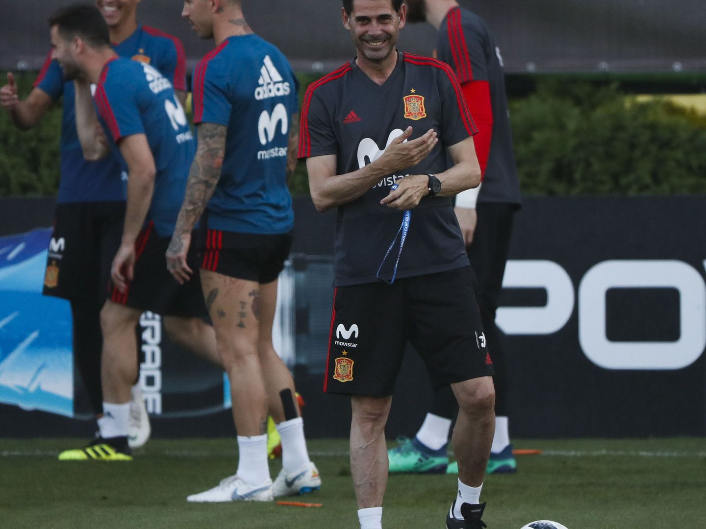 Fernando Hierro sonríe en un entrenamiento. (Efe)
