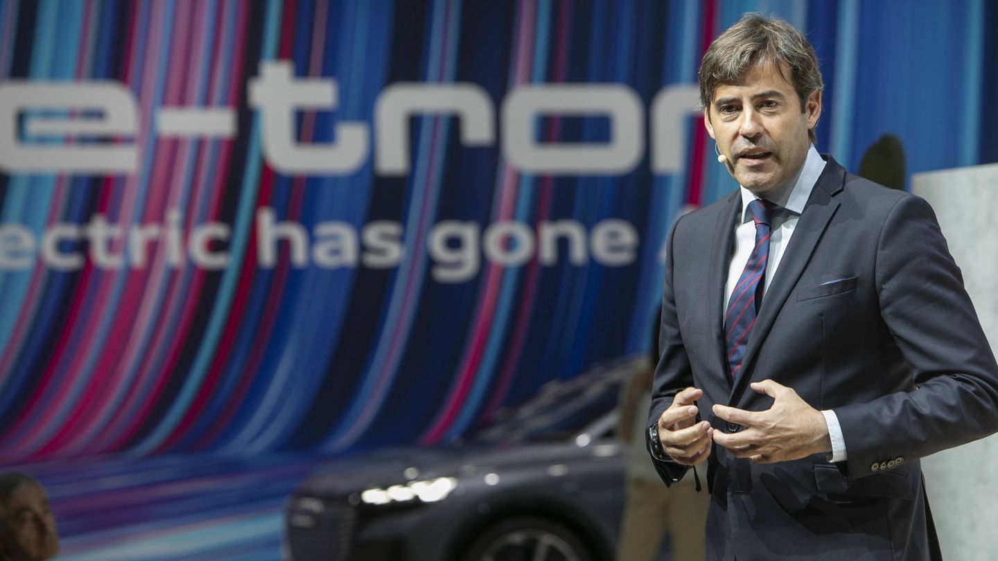 José Miguel Aparicio máximo responsable de Audi explicando el nuevo e-tron. 
