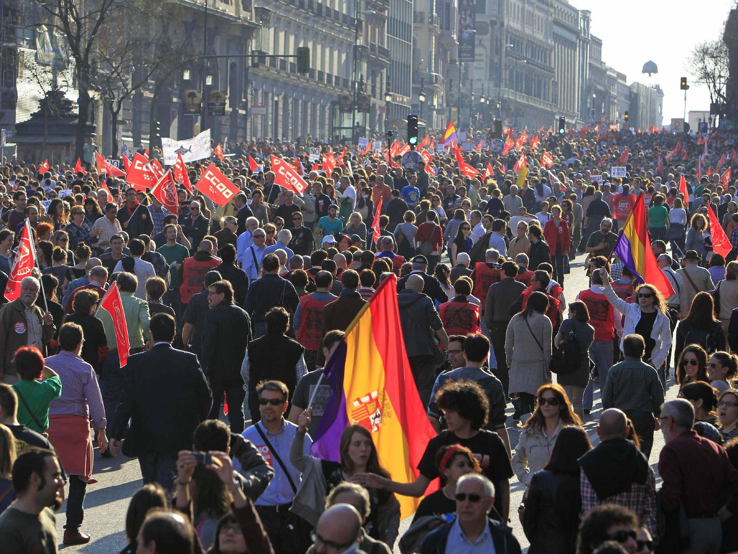 Miles de personas se manifiestan en Madrid contra la reforma laboral en 2012. (EFE)
