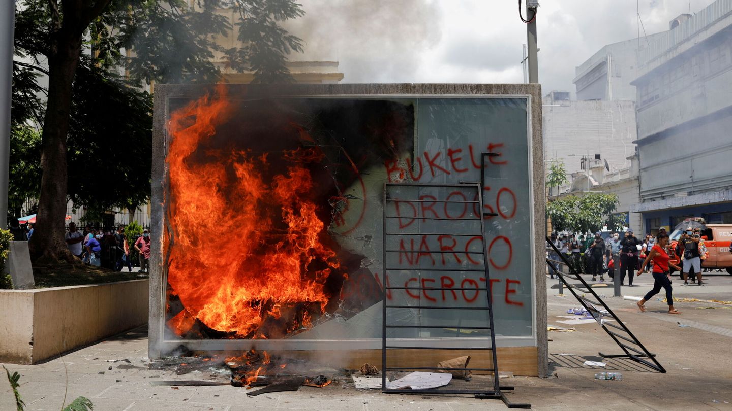 Manifestantes incendian un cajero de Chivo Wallet en septiembre. (Reuters)