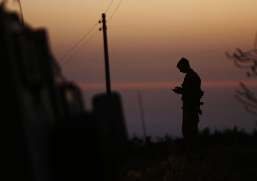 Foto: Un soldado israelí hace guardia en las afueras de la ciudad de Hebrón, en Cisjordania, poco después de hallarse los cuerpos de los tres jóvenes judíos asesinado