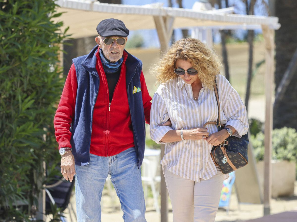 Foto: Julián Muñoz acompañado por su hija Eloisa de paseo por Marbella. (Gtres)