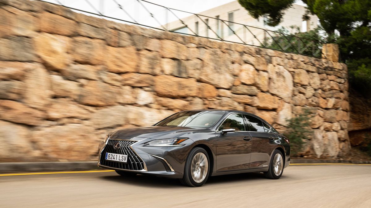Lexus perfecciona el ES 300h, una berlina ejecutiva híbrida con gasto casi de utilitario