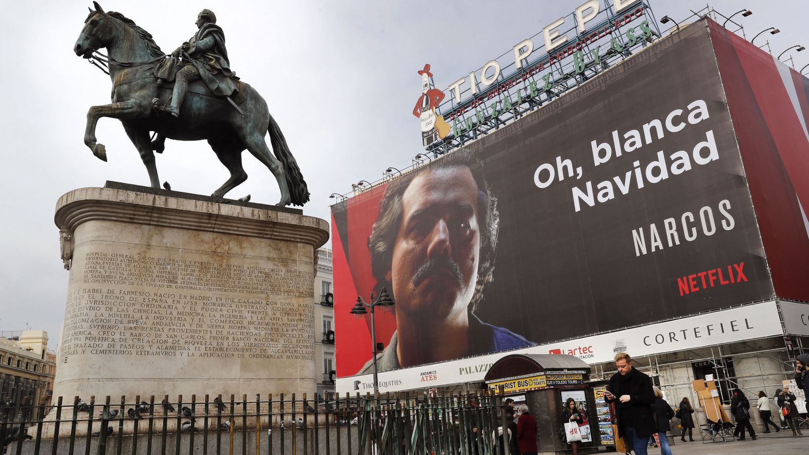 Foto: Cartel publicitario en la Puerta del Sol de Madrid de la serie 'Narcos' de Netflix. (EFE)