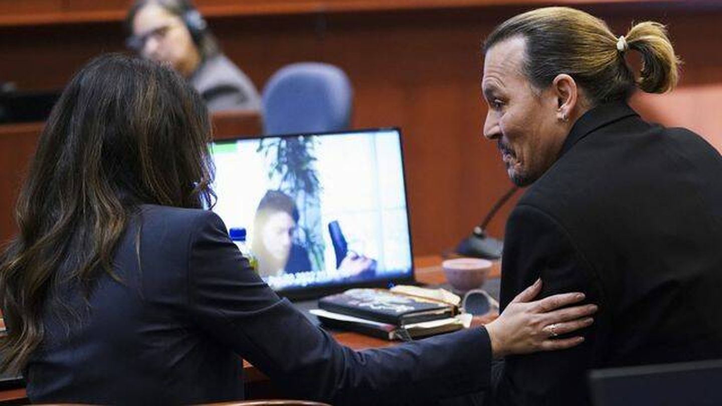 La abogada Camille Vasquez y Johnny Depp, durante el juicio. (EFE/Kevin Lamarque) 