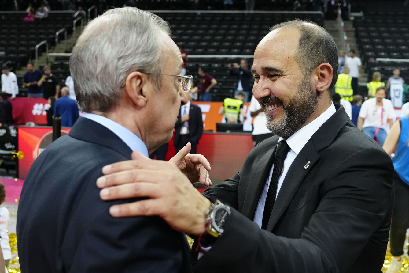 Florentino Pérez felicita a Chus Mateo tras la final de la Euroliga. (EFE/Enric Fontcuberta) 
