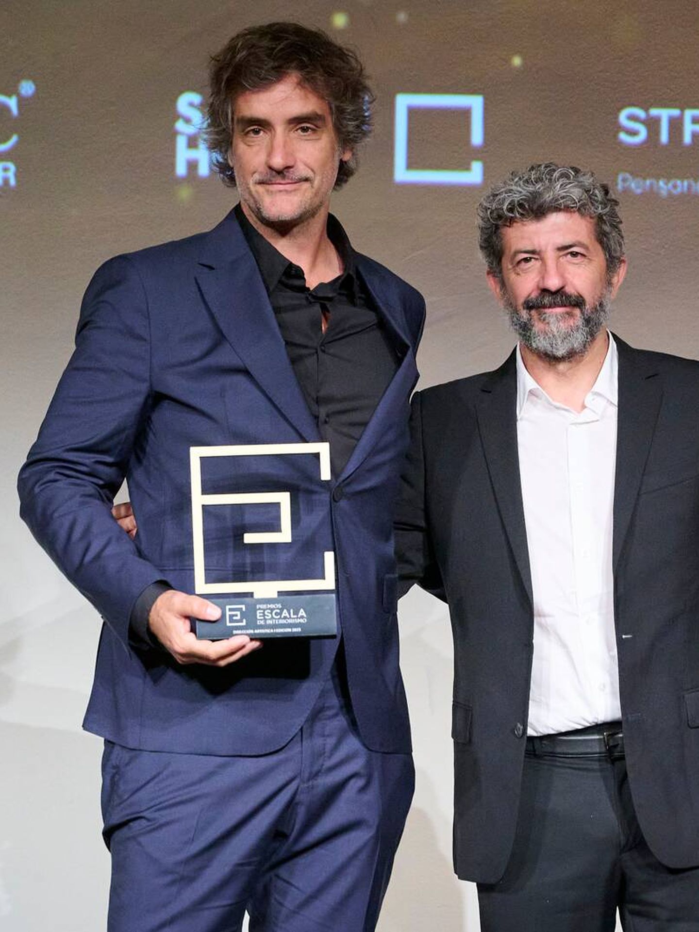 Pepe Domínguez del Olmo, premio Dirección Artística, junto a Alberto Rodríguez. (Cortesía)