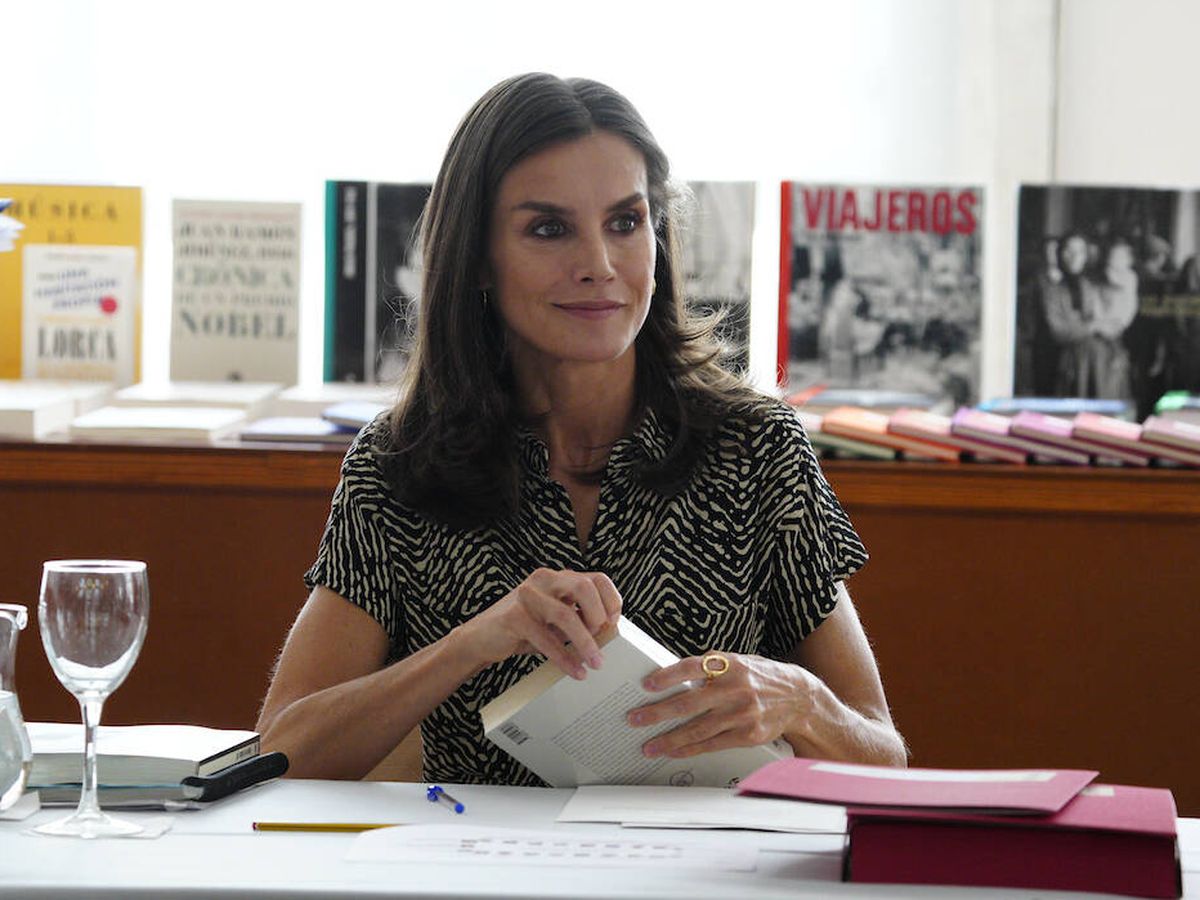 Foto: La Reina preside una reunión en la Residencia de Estudiantes.  (Limited Pictures/José Gegundez)