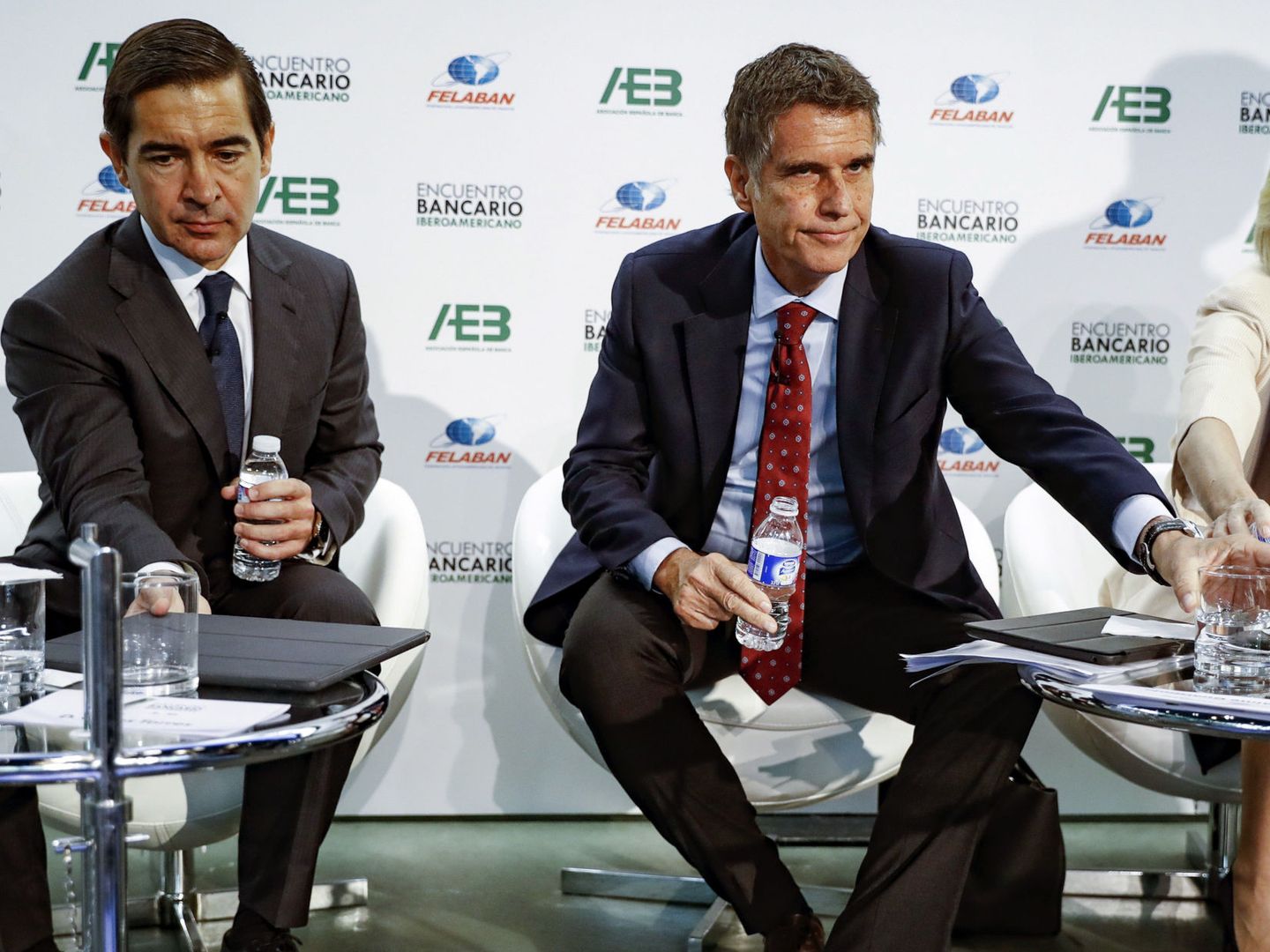 Carlos Torres (i), presidente de BBVA, y Jaime Guardiola, consejero delegado de Sabadell. (EFE)