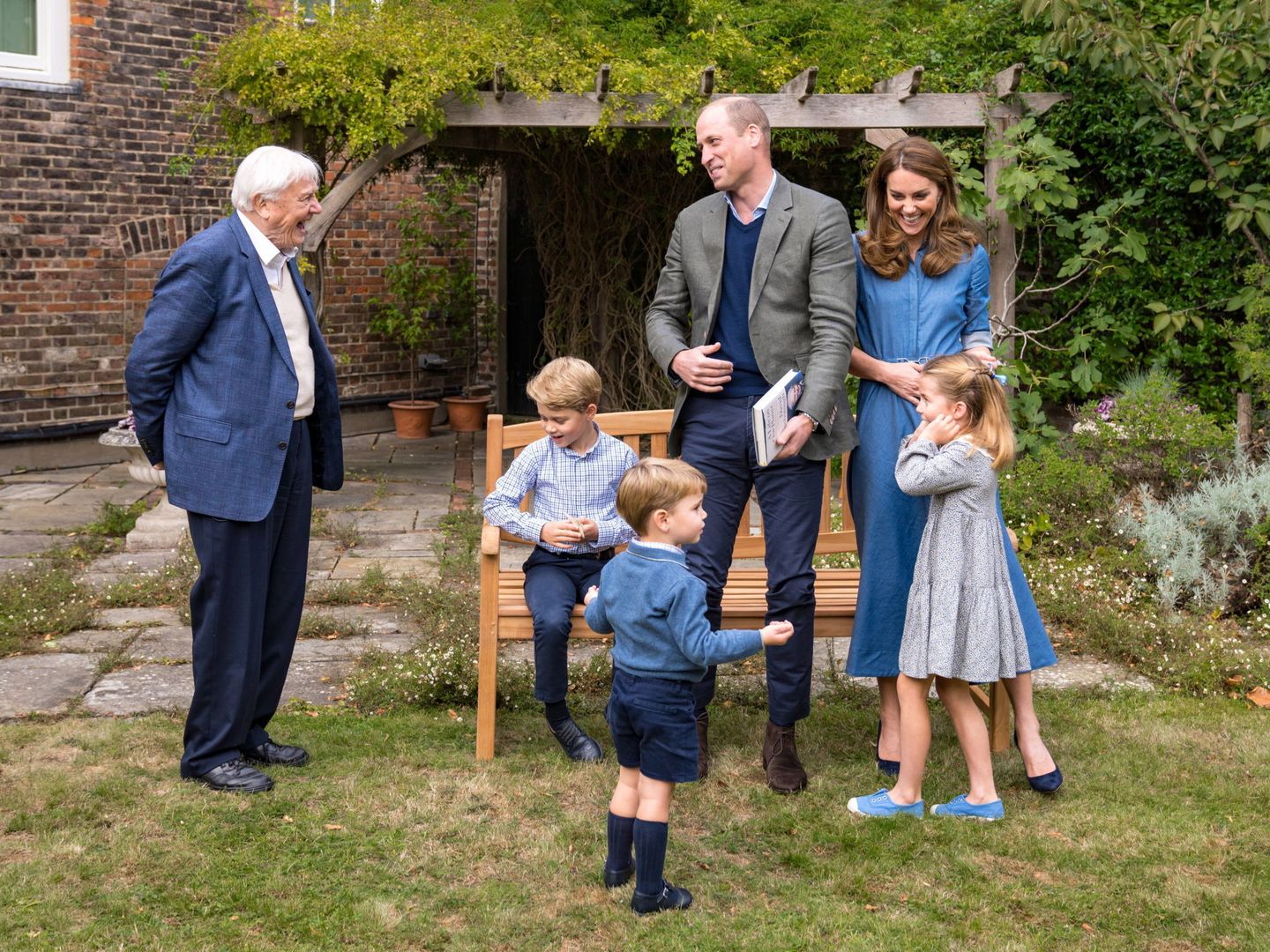 Los duques de Cambridge, sus hijos y David Attenborough en los jardines del palacio de Kensington. (EFE)
