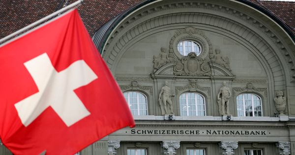 Foto: Bandera suiza junto al banco central. (Reuters)