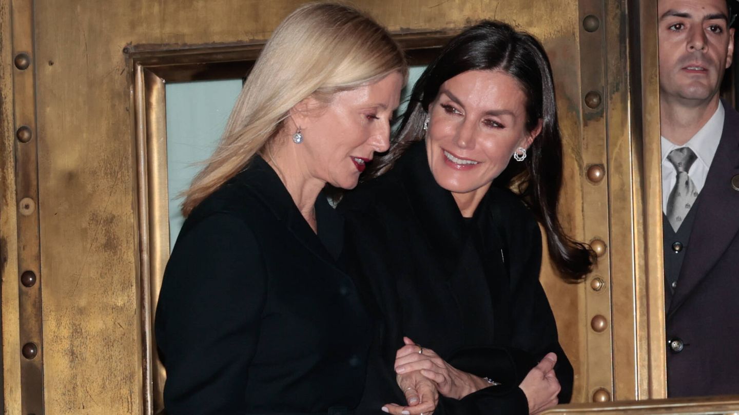 La reina Letizia y Marie-Chantal Miller, en Atenas. (Gtres)