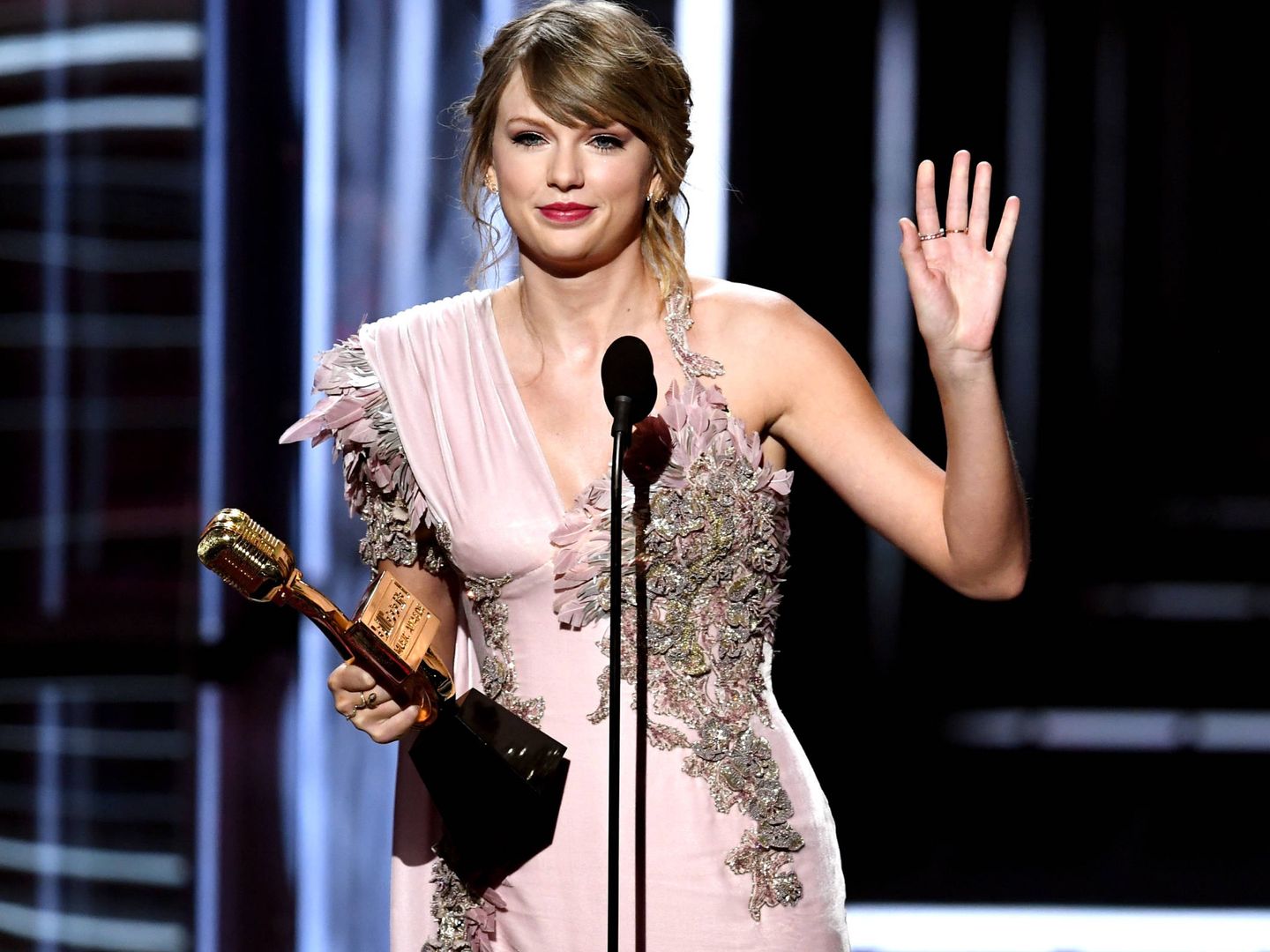 Taylor Swift recogiendo un premio en el Billboard Music Awards (Getty).