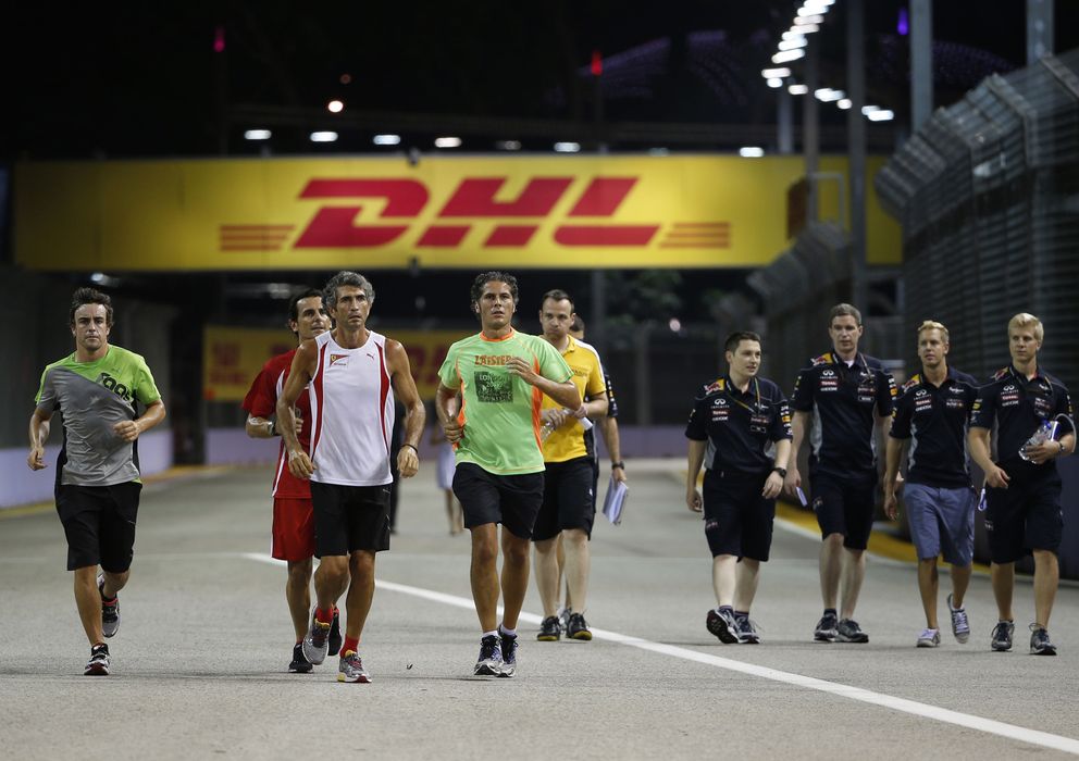 Foto: Este jueves, Fernando Alonso adelantando a Sebastian Vettel corriendo.