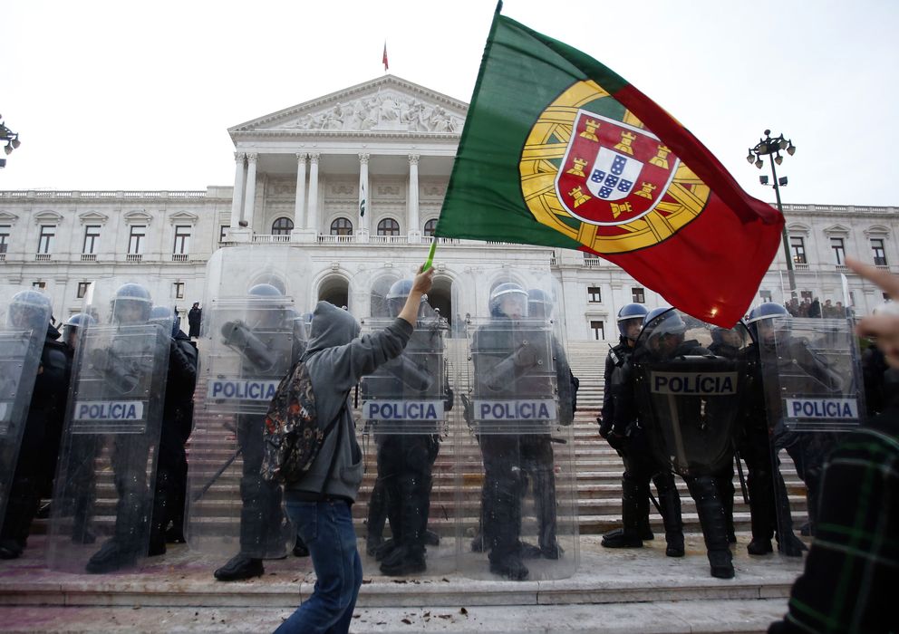 Foto: Un manifestante ondea una bandera portuguesa ante el Parlamento en Lisboa durante la huelga general del 14 de noviembre de 2012. (Reuters)