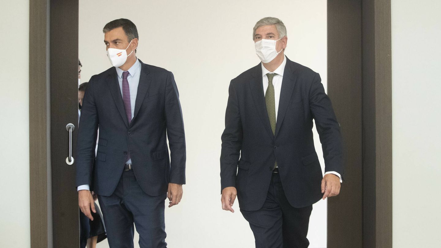 El presidente del Gobierno, Pedro Sánchez, junto al presidente de Renault España, José Vicente de los Mozos, presidente también de Anfac.