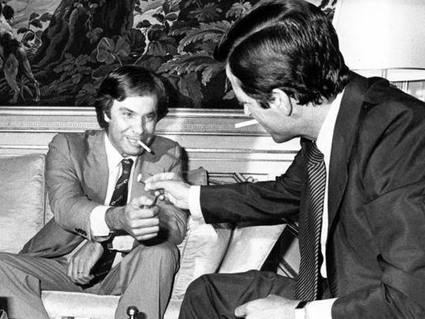 Felipe González y Adolfo Suárez durante una reunión en la Moncloa en 1977. (EFE)