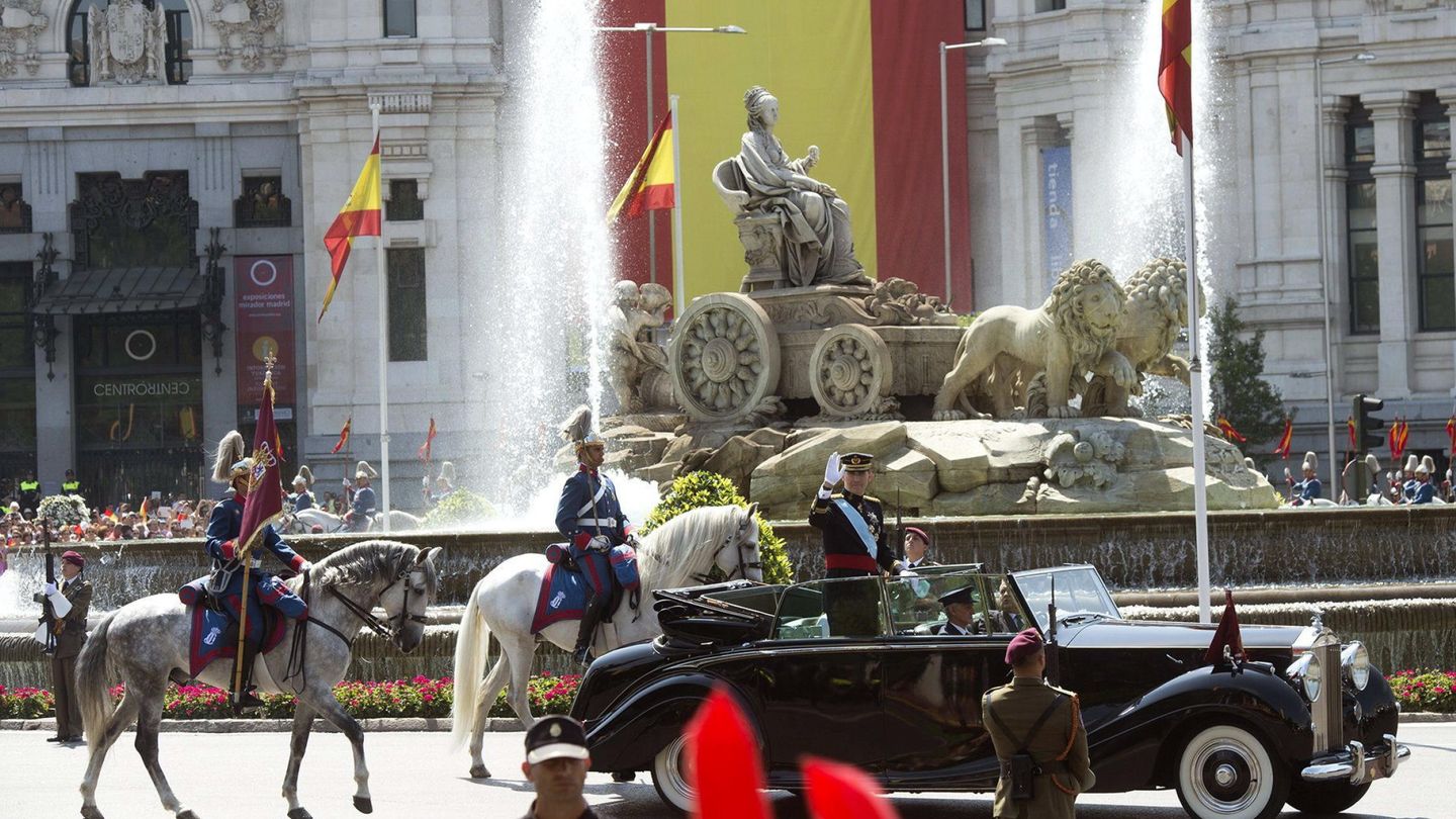 Los Reyes, en el histórico Rolls-Royce Phantom IV, de Patrimonio Nacional, el día de la coronación de don Felipe. (EFE)