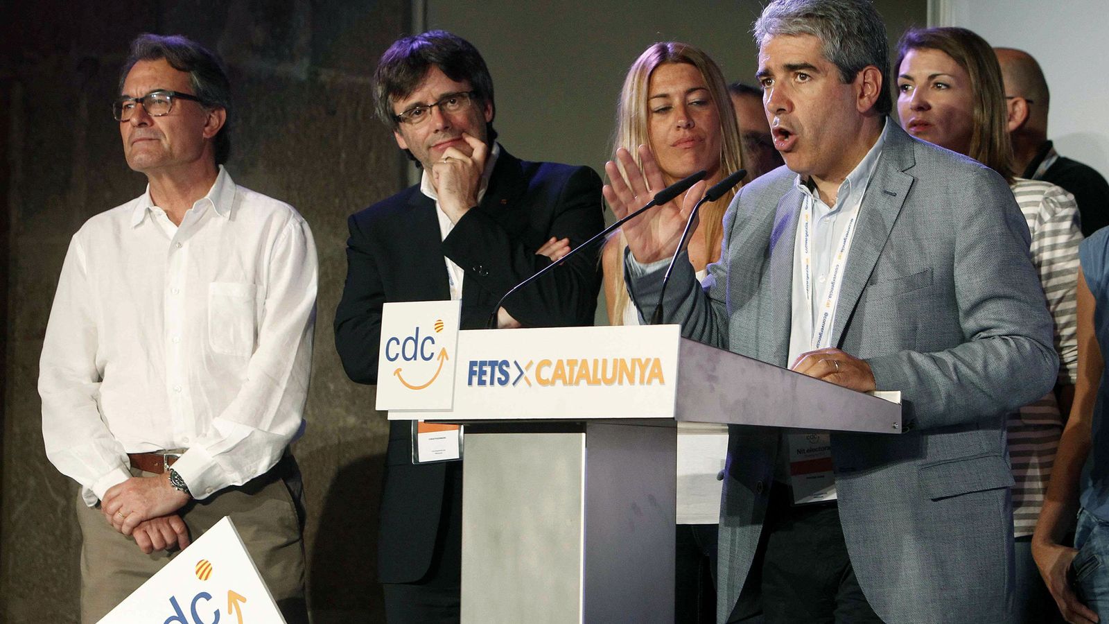 Foto: El portavoz parlamentario de CDC, Francesc Homs, el presidente de la Generalitat, Carles Puigdemont (2ºi), y el líder de la ex CDC, Artur Mas. (EFE)