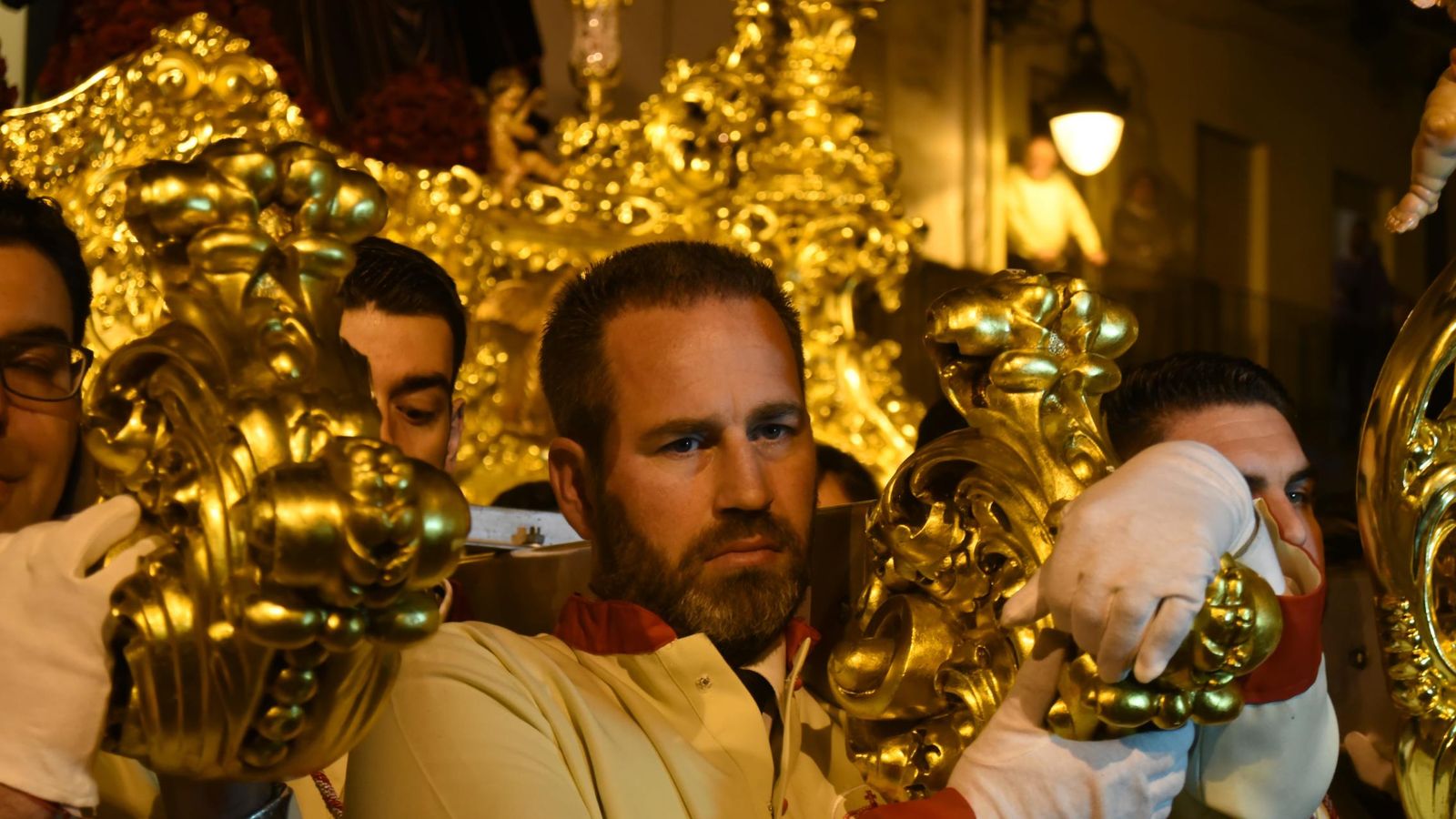 Foto:  Sander Klomp porta el Cristo de la Sangre de Málaga. Fotos: Agustín Rivera