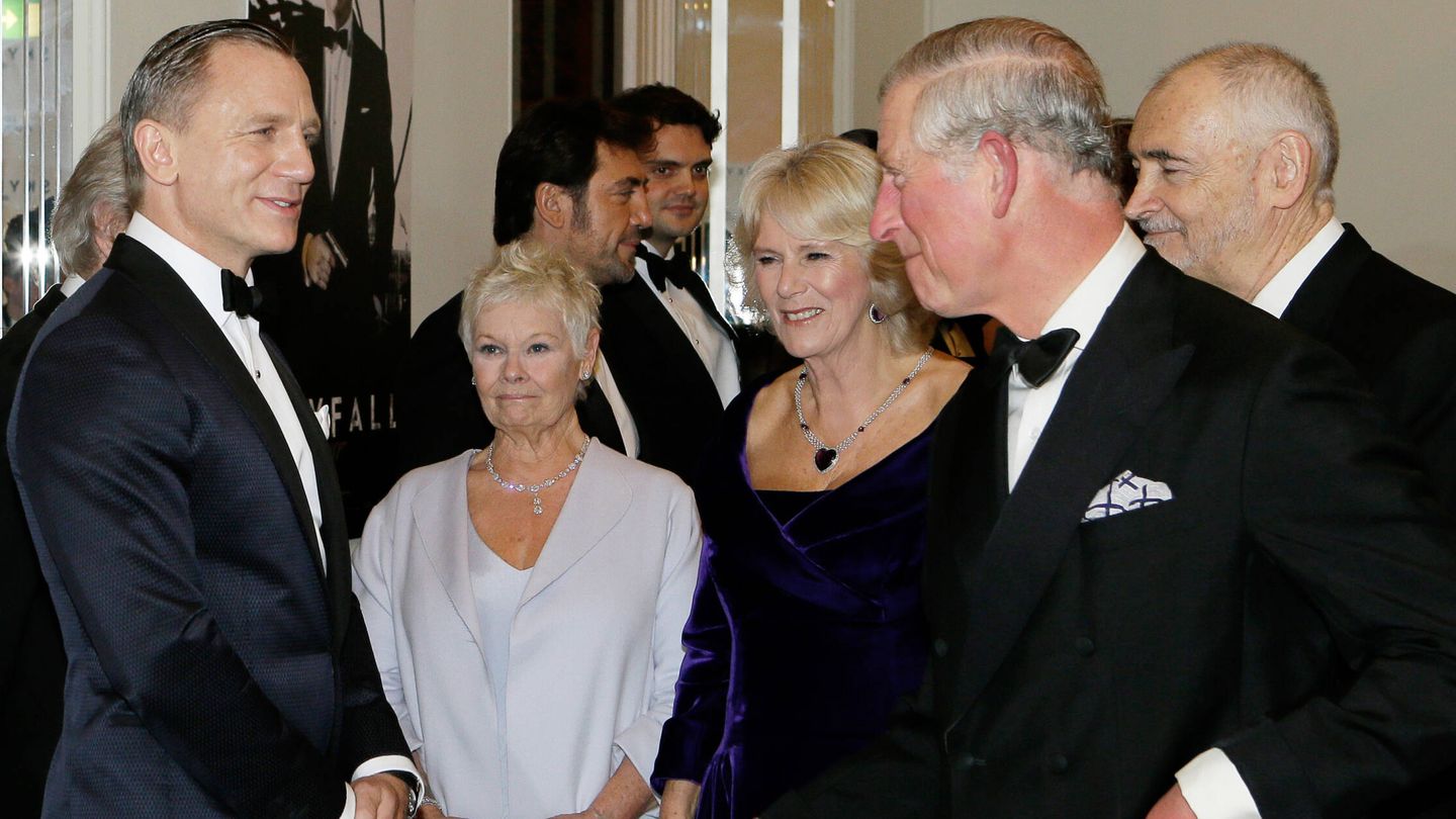 Junto a Daniel Craig y la familia real inglesa en el estreno de 'Skyfall'. (Getty/Kirsty Wigglesworth)