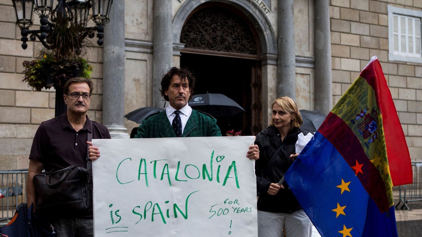 Álvaro de Marichalar protesta ante el Palau de la Generalitat. (Foto: EFE/Quique García)