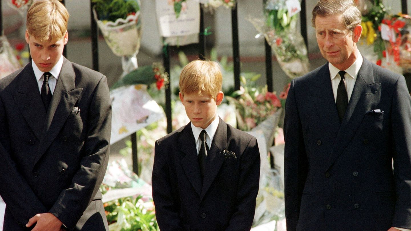 Guillermo y Harry, junto a su padre en el funeral por Lady Di. (Reuters)