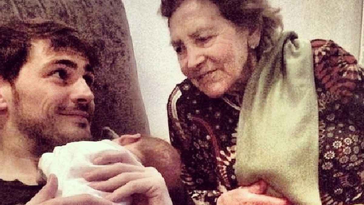 El lado más familiar de Iker Casillas: sube una foto de Martín junto a su abuela