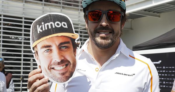 Foto: Fernando Alonso, con la careta que los organizadores distribuirán para los espectadores para su despedida. (EFE)