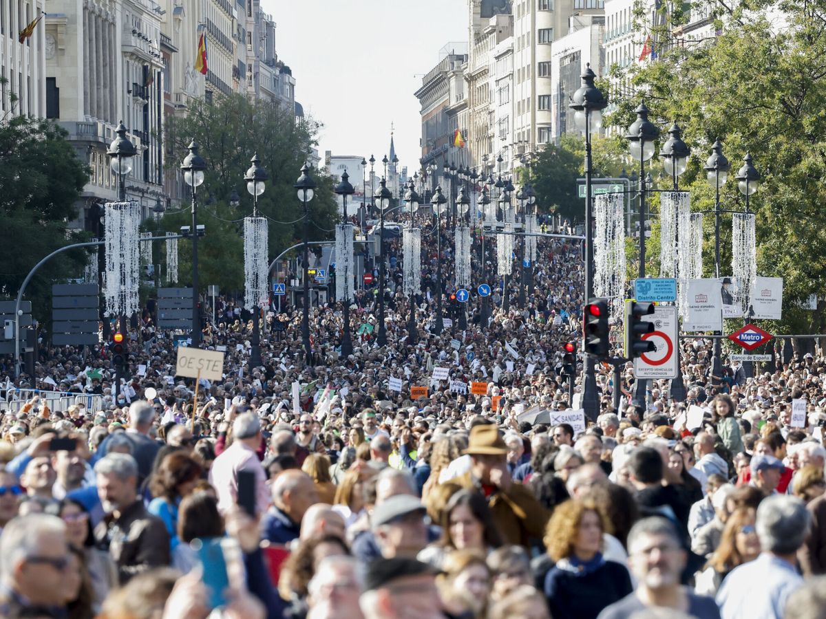Foto: Manifestación ciudadana en Madrid este domingo. (EFE/J.J. Guillen)