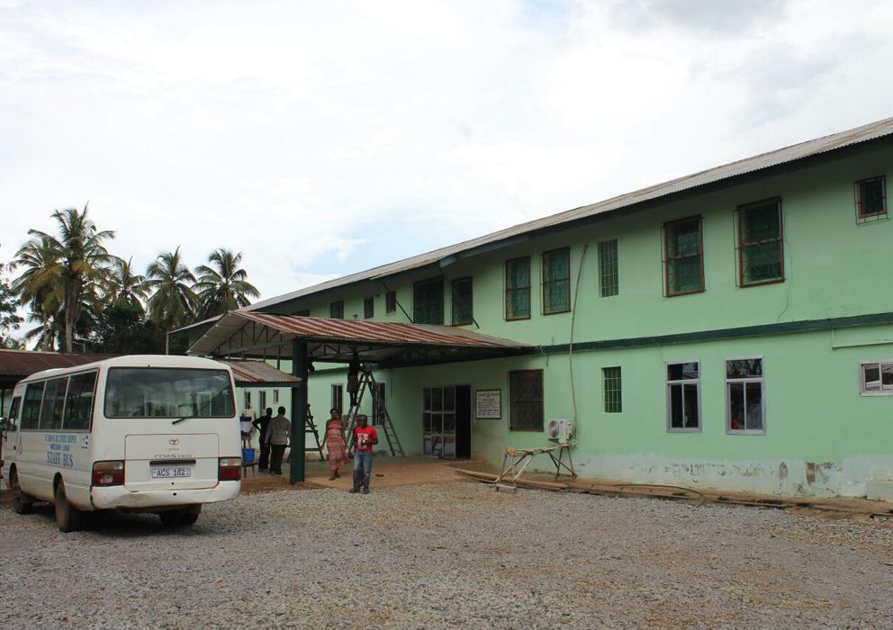 Foto: La entrada del hospital de Mabesseneh, en Sierra Leona, donde el misionero Manuel García Viejo luchaba contra el ébola. (Gonzalo Araluce)