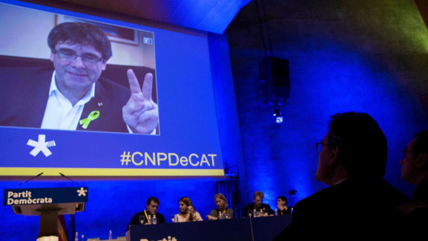 Puigdemont interviene por videoconferencia en el acto de despedida a Artur Mas. (EFE)
