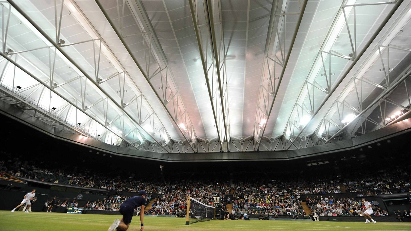 El Murray-Baghdatis de 2012 es el otro partido que se ha jugado bajo techo en Wimbledon por falta de luz. (EFE)