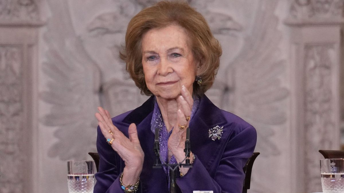 El 'purple velvet' de la reina Sofía para entregar el premio de poesía que lleva su nombre