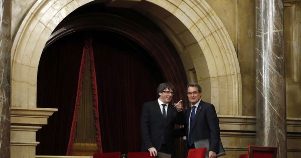 Foto: Los expresidentes de la Generalitat Carles Puigdemont (i) y Artur Mas (d) en la tribuna de invitados del hemiciclo del Parlament. (EFE)