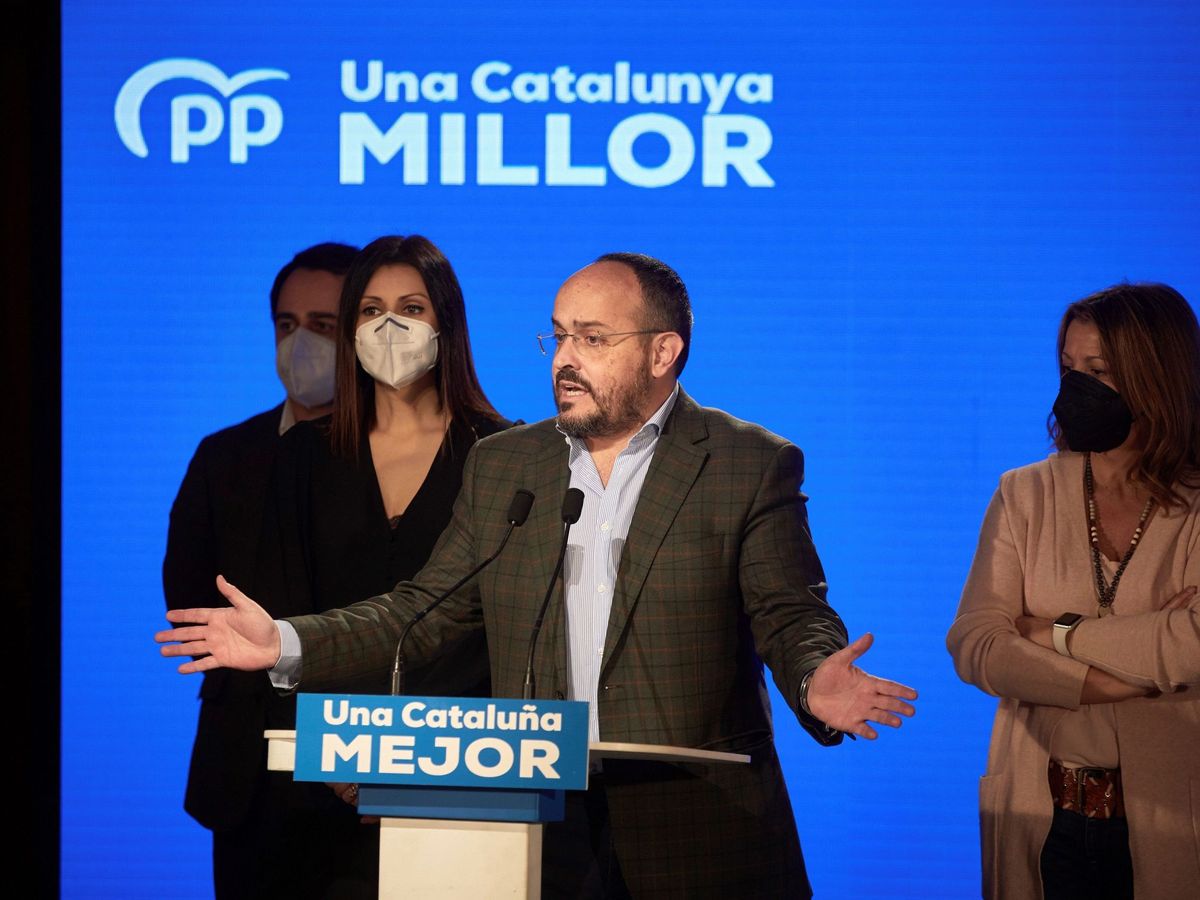 Foto: Alejandro Fernández, candidato del PP en Cataluña, después de conocer los resultados del 14F (EFE)