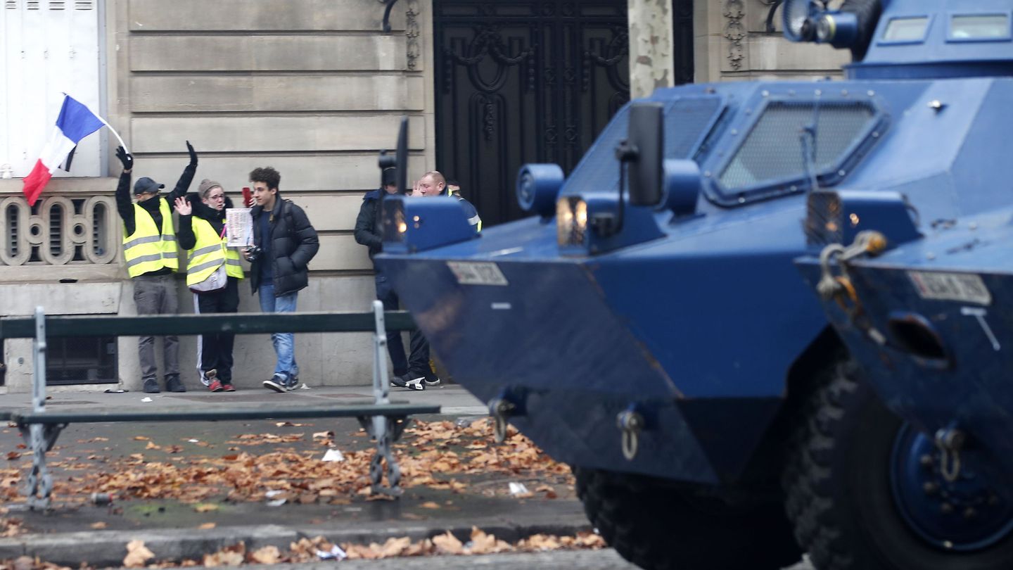 Un blindado de la policía en la Avenue Marceau durante la potesta de los chalecos amarillos en París. (EFE)